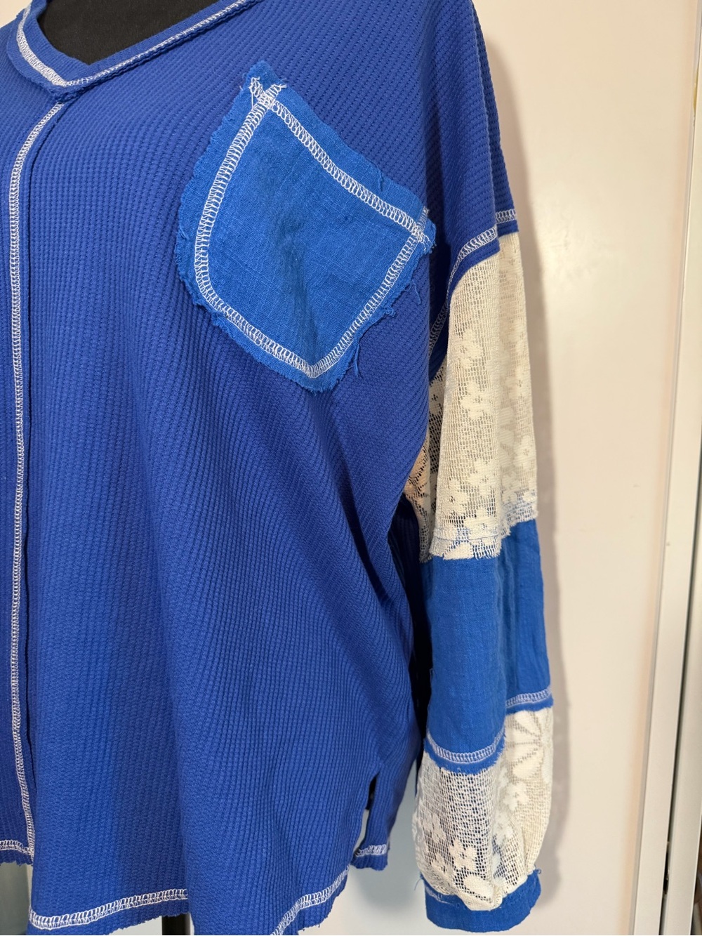 POL Royal Blue V-Neck Waffle Knit Top with Lace Sleeve Panels - Picture 3 of 7